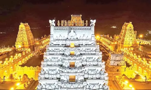 Telangana: यादगिरिगुट्टा मंदिर में भक्तों की भारी भीड़ देखी जाती Telangana: यादगिरिगुट्टा मंदिर में भक्तों की भारी भीड़ देखी जाती