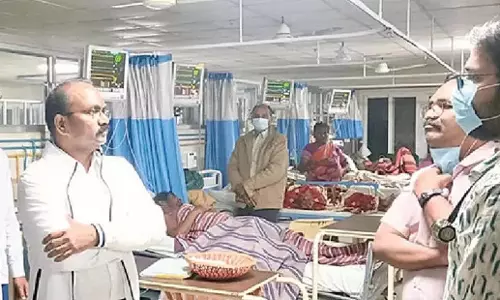 Andhra: टीटीडी ईओ ने एसवीआईएमएस का निरीक्षण किया Andhra: टीटीडी ईओ ने एसवीआईएमएस का निरीक्षण किया