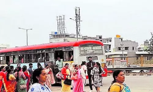 Hoskote: बस स्टॉप के बिना यात्री फंसे