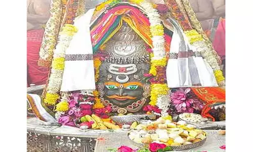 Ujjain : भस्म आरती में त्रिपुंड, चंद्र ,ज्वेलरी और मुंडमाला से सजे महाकाल Ujjain : भस्म आरती में त्रिपुंड, चंद्र ,ज्वेलरी और मुंडमाला से सजे महाकाल