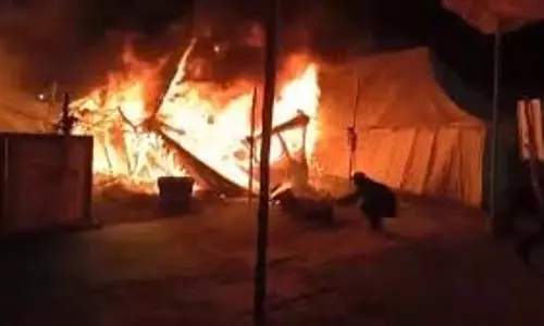 Up News: किन्नर अखाड़े के सामने लगे टेंट में लगी आग Up News: किन्नर अखाड़े के सामने लगे टेंट में लगी आग