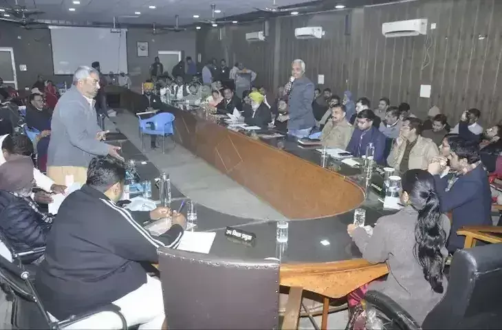 Sriganganagar: कांग्रेस ने सिंचाई और मनरेगा मे विभिन्न मुद्दों पर अधिकारियों को घेरा Sriganganagar: कांग्रेस ने सिंचाई और मनरेगा मे विभिन्न मुद्दों पर अधिकारियों को घेरा