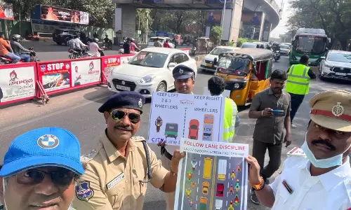 Police: 4-पहिया वाहनों को बाईं ओर से ओवरटेक नहीं करना चाहिए Police: 4-पहिया वाहनों को बाईं ओर से ओवरटेक नहीं करना चाहिए