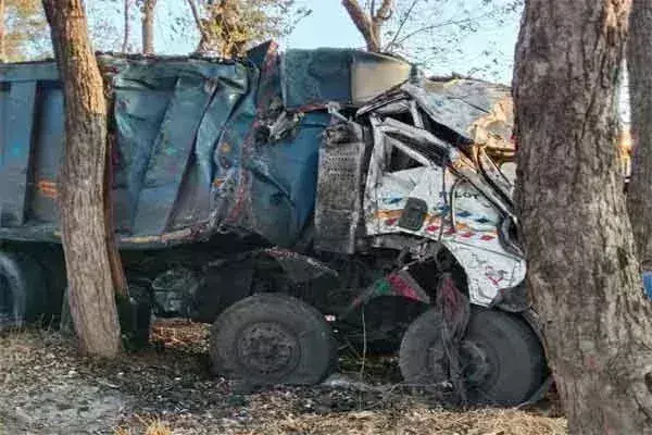 Latehar: भीषण सड़क हादसे में हाइवा चालक की मौत, दूसरा गंभीर Latehar: भीषण सड़क हादसे में हाइवा चालक की मौत, दूसरा गंभीर