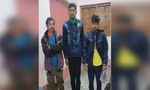 पुलिस ने दो बांग्लादेशी नागरिकों के साथ दलाल को किया गिरफ्तार पुलिस ने दो बांग्लादेशी नागरिकों के साथ दलाल को किया गिरफ्तार