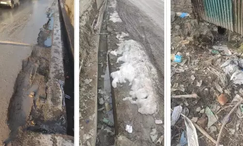 Gausia कॉलोनी पंपोर में अधूरी जल निकासी परियोजना से यात्रियों को खतरा