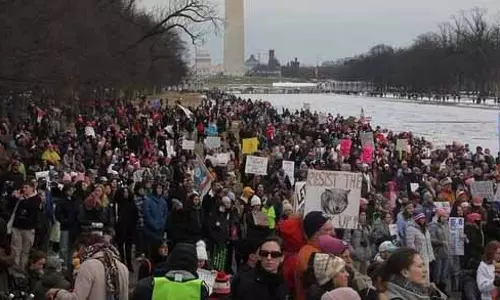 Washington में राष्ट्रपति डोनाल्ड ट्रम्प के खिलाफ़ विशाल रैली निकाली