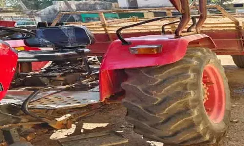Simdega: कोलेबिरा मुख्य पथ पर हाईवा दुर्घटनाग्रस्त, बालू लदा ट्रैक्टर जब्त Simdega: कोलेबिरा मुख्य पथ पर हाईवा दुर्घटनाग्रस्त, बालू लदा ट्रैक्टर जब्त