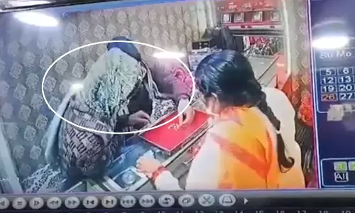 OMG चोरी का LIVE वीडियो, ज्वेलर्स दुकान में युवक ने देखते ही देखते सोना मुंह में डाला OMG चोरी का LIVE वीडियो, ज्वेलर्स दुकान में युवक ने देखते ही देखते सोना मुंह में डाला