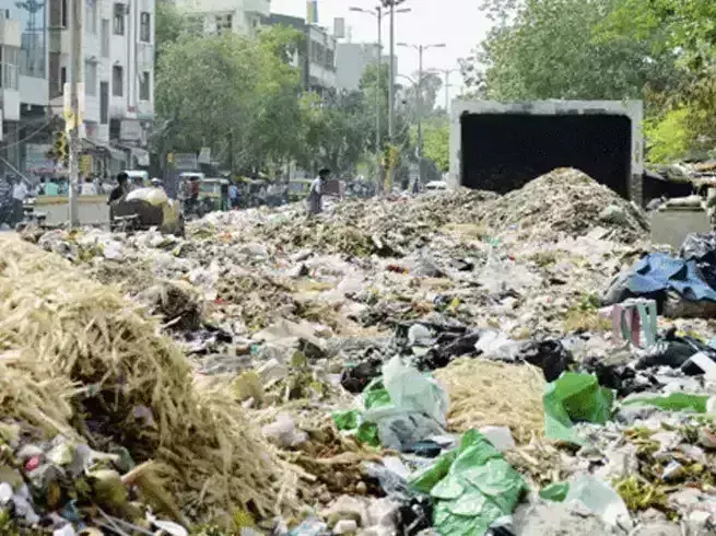 NCR Indirapuram: टीएचए की सड़कों पर कूड़े के ढेर का अम्बार, कोई समाधान नहीं