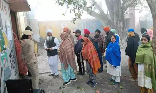 सिख समुदाय ने ठंड और घने कोहरे के बावजूद पहली बार HSGMC चुनाव में वोट डाला सिख समुदाय ने ठंड और घने कोहरे के बावजूद पहली बार HSGMC चुनाव में वोट डाला