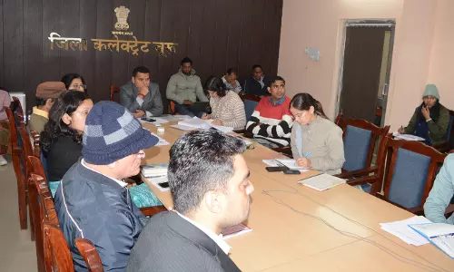 Churu: जिला कलेक्टर ने आवश्यक सेवाओं की समीक्षा बैठक में अधिकारियों को दिए निर्देश Churu: जिला कलेक्टर ने आवश्यक सेवाओं की समीक्षा बैठक में अधिकारियों को दिए निर्देश