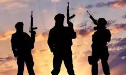 Kashmir: सोपोर में तलाशी अभियान के दौरान सुरक्षाकर्मियों और आतंकवादियों के बीच मुठभेड़ Kashmir: सोपोर में तलाशी अभियान के दौरान सुरक्षाकर्मियों और आतंकवादियों के बीच मुठभेड़