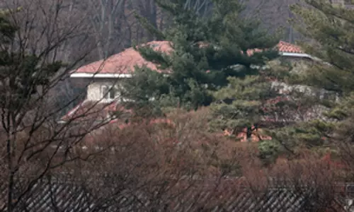 South Korea: पुलिस ने मार्शल लॉ जांच में राष्ट्रपति सुरक्षा सेवा की तलाशी के लिए नया प्रयास शुरू किया South Korea: पुलिस ने मार्शल लॉ जांच में राष्ट्रपति सुरक्षा सेवा की तलाशी के लिए नया प्रयास शुरू किया