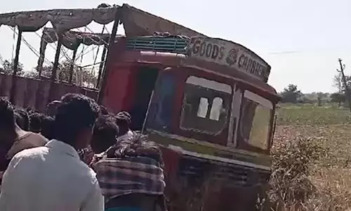 Kalaburagi: कार और लॉरी की टक्कर में तीन लोगों की मौके पर ही मौत