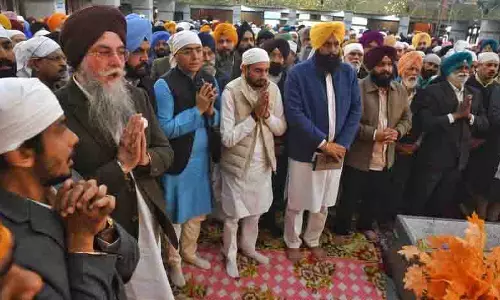 MLA Gogi के भोग समारोह में शामिल हुए नेता और स्थानीय लोग MLA Gogi के भोग समारोह में शामिल हुए नेता और स्थानीय लोग