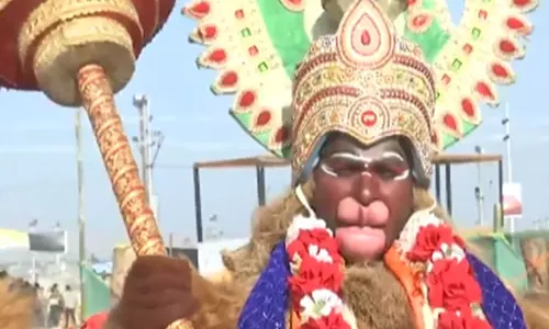 MahaKumbh Mela में भगवान हनुमान की वेशभूषा में सजे व्यक्ति ने लोगों का ध्यान अपनी ओर खींचा MahaKumbh Mela में भगवान हनुमान की वेशभूषा में सजे व्यक्ति ने लोगों का ध्यान अपनी ओर खींचा