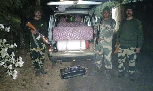 BSF ने त्रिपुरा में तस्करी की कोशिश : 11.77 लाख रुपये का अवैध सामान जब्त
