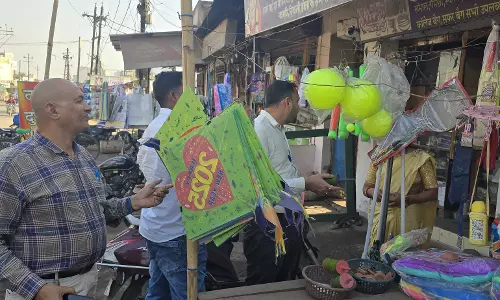 रायपुर निगम ने पतंग दुकानों में मारी रेड, 8 बंडल चाइनीज मांझा जब्त