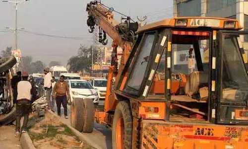 Noida: क्रेन की टक्कर से व्यक्ति की मौत, चालक भाग निकला