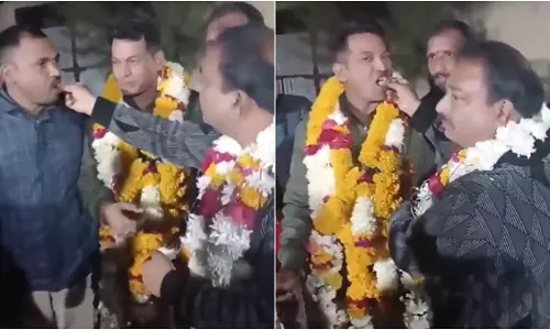 आपराधिक रिकॉर्ड वाले व्यक्ति के साथ जन्मदिन मनाने पर 2 पुलिसकर्मी निलंबित, VIDEO वायरल आपराधिक रिकॉर्ड वाले व्यक्ति के साथ जन्मदिन मनाने पर 2 पुलिसकर्मी निलंबित, VIDEO वायरल