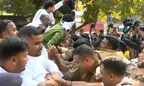 Odisha: युवा कांग्रेस ने ‘महंगाई, बेरोजगारी’ के खिलाफ विरोध प्रदर्शन किया Odisha: युवा कांग्रेस ने ‘महंगाई, बेरोजगारी’ के खिलाफ विरोध प्रदर्शन किया
