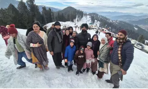 Jammu: यातायात बहाल होने के बाद गुलडांडा में उमड़े पर्यटक Jammu: यातायात बहाल होने के बाद गुलडांडा में उमड़े पर्यटक