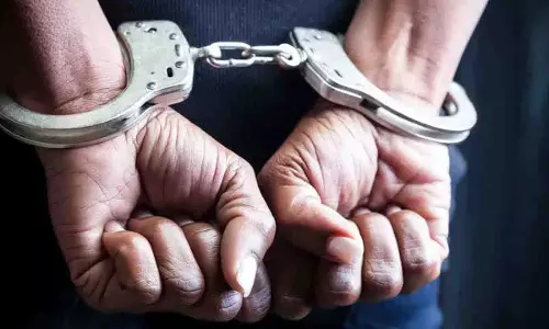 Hyderabad में लोगों को धोखा देने के आरोप में विदेशी नागरिक गिरफ्तार Hyderabad में लोगों को धोखा देने के आरोप में विदेशी नागरिक गिरफ्तार