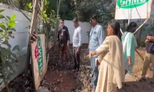 हैदराबाद के मेयर ने जुबली हिल्स में अतिक्रमित GHMC भूखंड का निरीक्षण किया