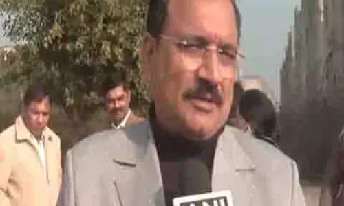 दिल्ली भाजपा अध्यक्ष और MP ने घरों की हालत उजागर करने के लिए बवाना का दौरा किया