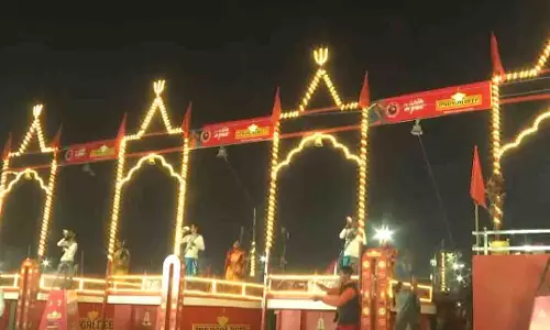 महाकुंभ के दौरान त्रिवेणी संगम पर की गई शाम की Ganga Aarti