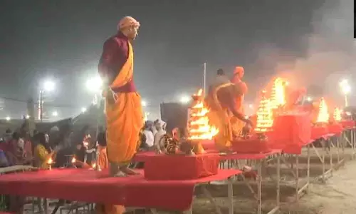 Mahakumbh: रामघाट पर की गई शाम की आरती