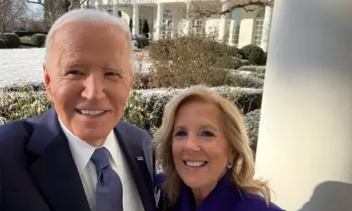 Biden ने व्हाइट हाउस से आखिरी सेल्फी शेयर की Biden ने व्हाइट हाउस से आखिरी सेल्फी शेयर की