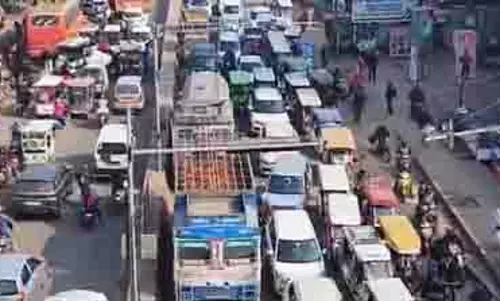 Lucknow में यातायात जाम से कई घंटे तक यात्री फंसे रहे Lucknow में यातायात जाम से कई घंटे तक यात्री फंसे रहे