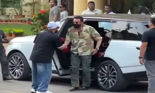 Saif Ali Khan के स्वास्थ्य के बारे में जानकारी लेने के लिए संजय दत्त लीलावती अस्पताल पहुंचे