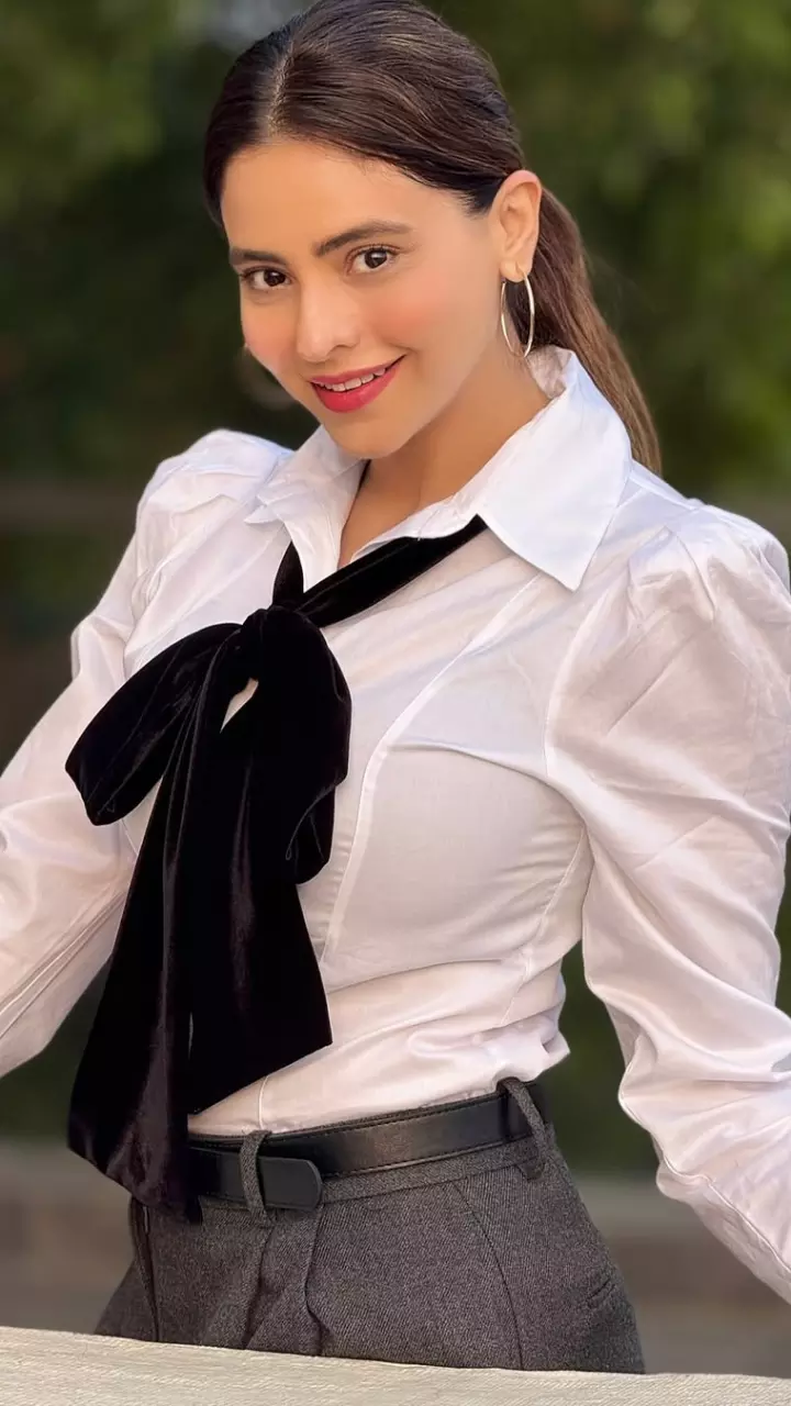 आमना शरीफ का दिखा लेडी बॉस लुक