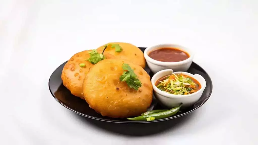 Aloo Kachori Recipe:बच्चों के लिए घर पर बनाएं कुरकुरी आलू कचौरी Aloo Kachori Recipe:बच्चों के लिए घर पर बनाएं कुरकुरी आलू कचौरी