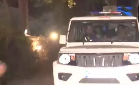 एक्टर सैफ अली खान के घर पहुंची मुंबई पुलिस एक्टर सैफ अली खान के घर पहुंची मुंबई पुलिस