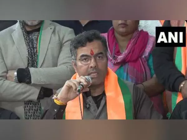 BJP ने केजरीवाल पर ईस्ट किदवई नगर में मतदाताओं को अवैध रूप से प्रभावित करने का आरोप लगाया BJP ने केजरीवाल पर ईस्ट किदवई नगर में मतदाताओं को अवैध रूप से प्रभावित करने का आरोप लगाया