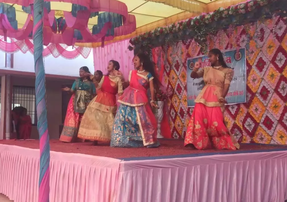 सांस्कृतिक कार्यक्रम में झलकी बॉलीवुड की जगमगाहट सांस्कृतिक कार्यक्रम में झलकी बॉलीवुड की जगमगाहट
