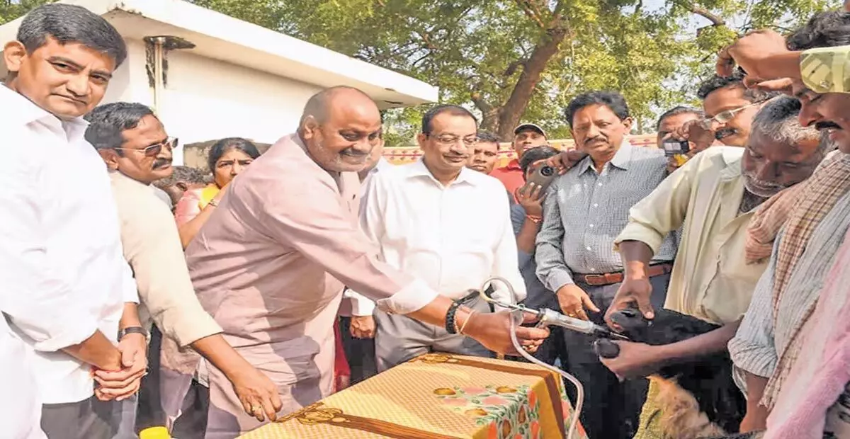 Andhra: मंत्री के. अत्चन्नायडू ने पशु स्वास्थ्य शिविर का शुभारंभ किया