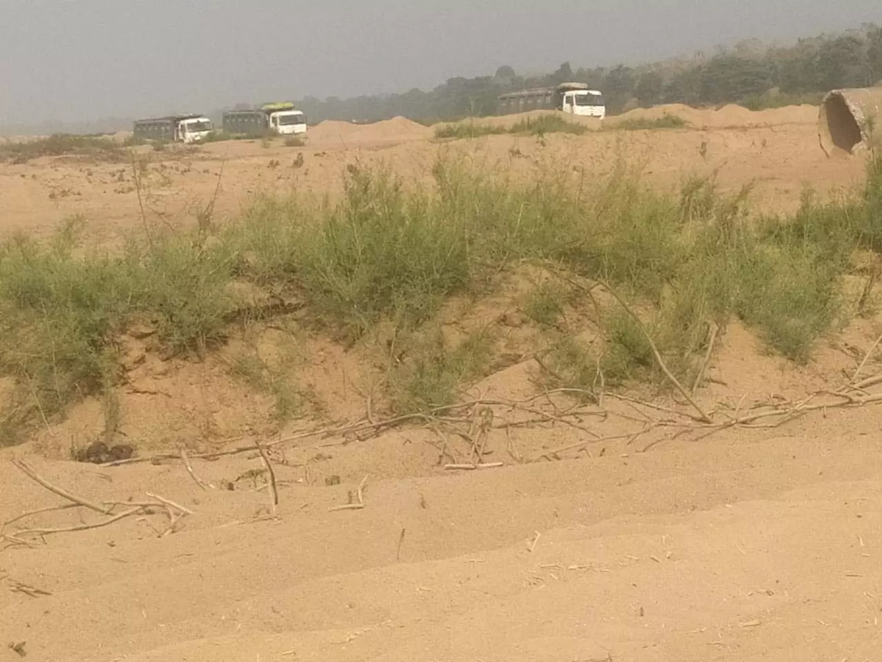 कांग्रेस नेता ने प्रशासन के आंख में धूल झोंकी, धड़ल्ले से कर रहा रेत का अवैध उत्खनन कांग्रेस नेता ने प्रशासन के आंख में धूल झोंकी, धड़ल्ले से कर रहा रेत का अवैध उत्खनन