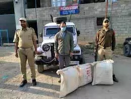 पुलिस ने पुलवामा में तीन ड्रग तस्करों को गिरफ्तार किया पुलिस ने पुलवामा में तीन ड्रग तस्करों को गिरफ्तार किया