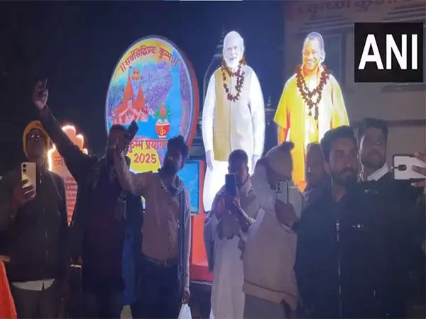 महाकुंभ उत्सव के बीच Ayodhya के मंदिरों में भक्तों की भीड़ उमड़ी