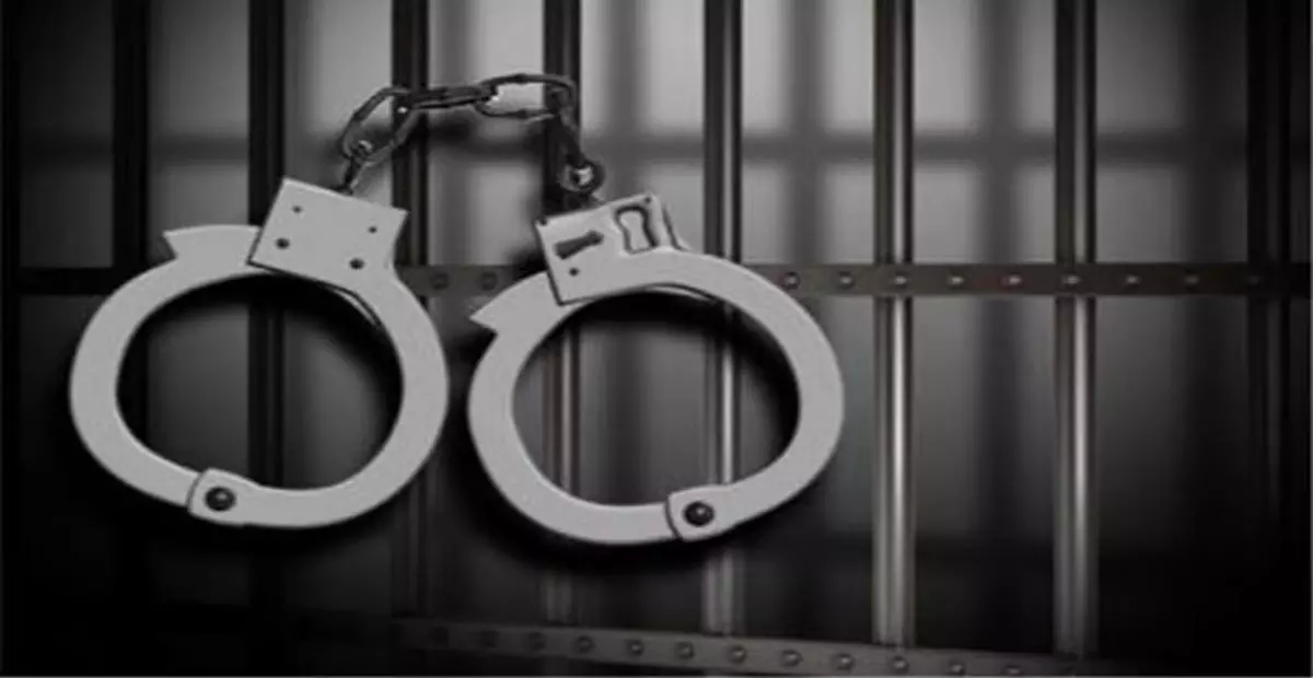 Tamil Nadu: नाबालिग लड़की को ब्लैकमेल करने के आरोप में एक व्यक्ति गिरफ्तार Tamil Nadu: नाबालिग लड़की को ब्लैकमेल करने के आरोप में एक व्यक्ति गिरफ्तार