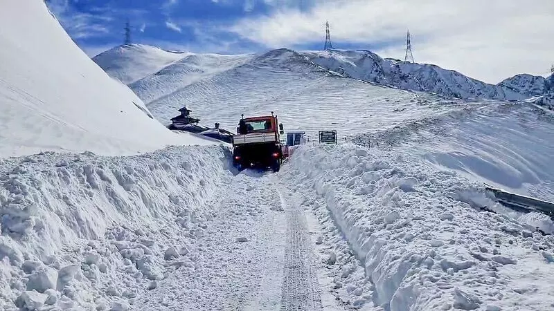 घाटी में और बर्फबारी की संभावना, Srinagar का तापमान -3°C पर