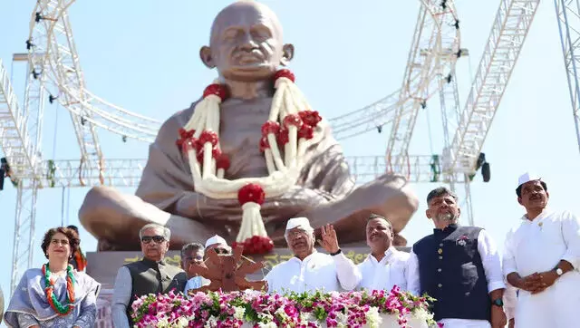 Belgaum: खड़गे ने सुवर्णा सौधा के सामने गांधीजी की प्रतिमा का अनावरण किया