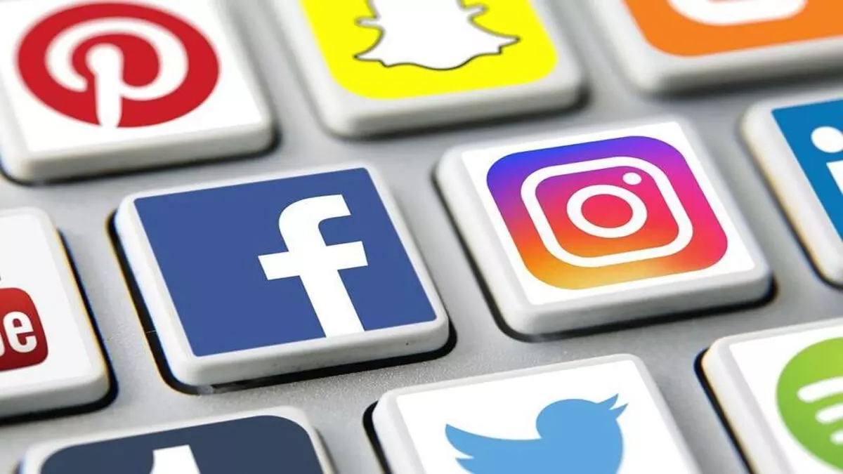 तथ्य-जांच के लिए Social Media उपयोगकर्ताओं पर निर्भर न रहें