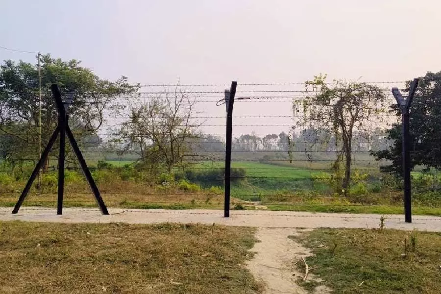 भारत-बांग्लादेश सीमा पर रहने वाले ग्रामीणों ने BSF से बाड़ सहित गेट लगाने की अपील की भारत-बांग्लादेश सीमा पर रहने वाले ग्रामीणों ने BSF से बाड़ सहित गेट लगाने की अपील की