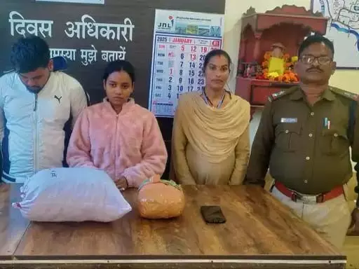 स्कूटी सवार युवक-युवती को पुलिस ने रोका, तलाशी में गांजा मिला